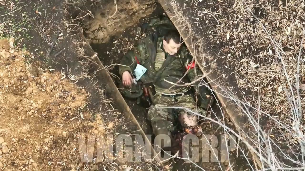 (NSFW) (UA)「復讐グループ」のドローン投下手榴弾で負傷したロシア兵がライフルをフルオートで使用し自殺 (2024年12月24日発表)