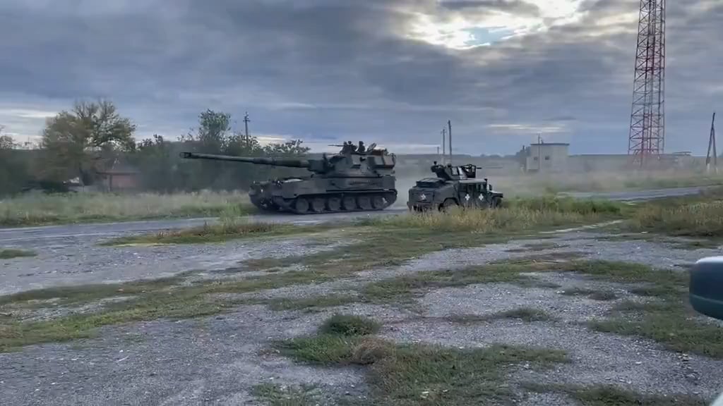 ポーランド製 155 mm AHS Krab 自走榴弾砲 1 列がウクライナに納入されました。時間や場所は明らかにされていない。