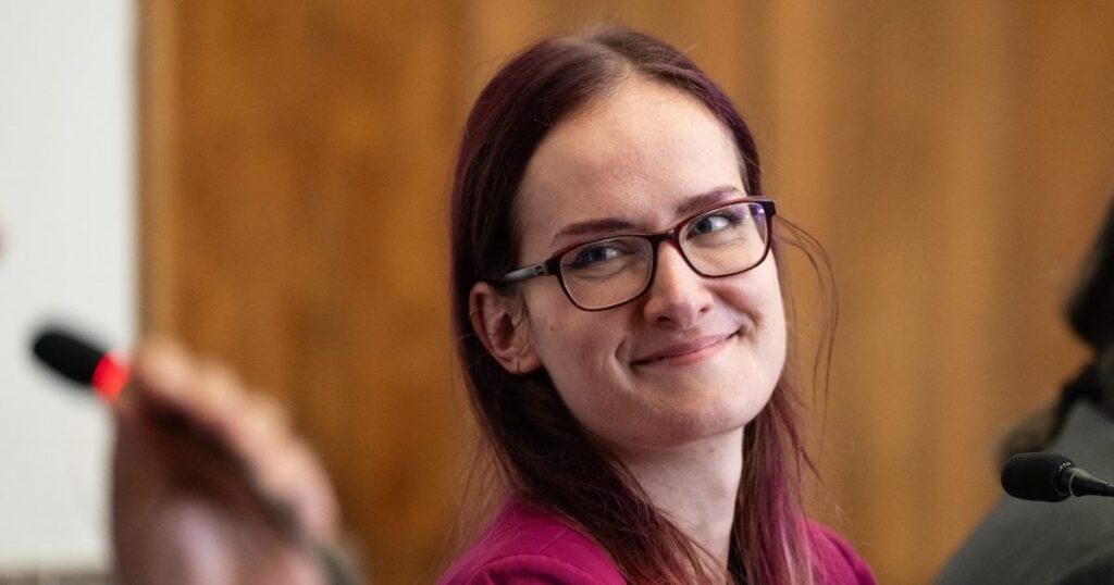 ソーシャルネットワークの規制は検閲ではないとグレゴロバ氏は説明