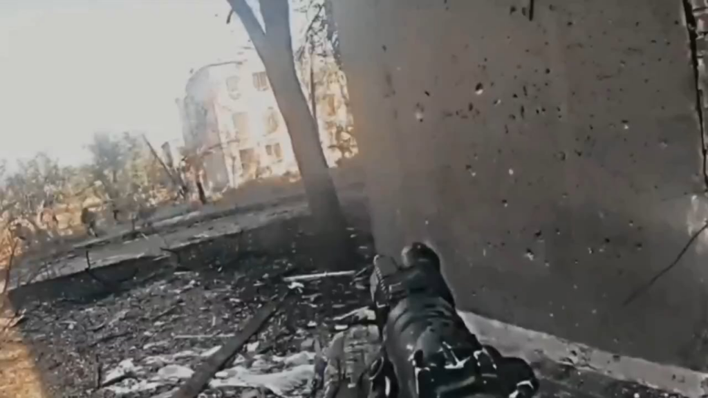 ウクライナ兵がロシア兵が立てこもっている校舎を襲撃している。小型武器による激しい砲撃が行われている。攻撃中に、敵は 120 mm 迫撃砲から発砲を開始します。