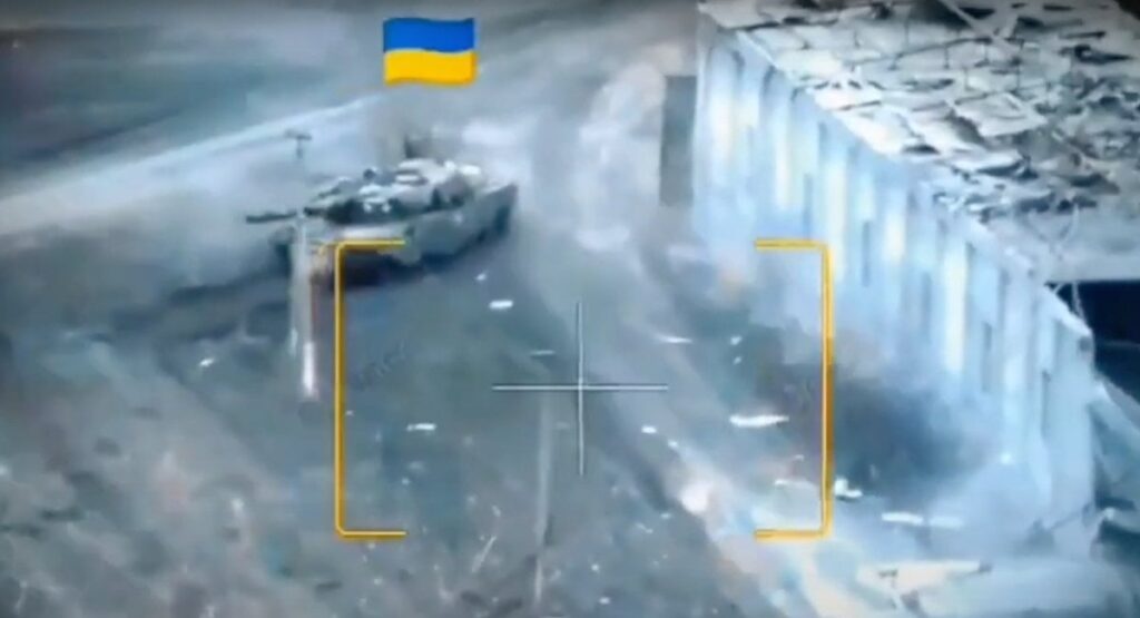 第33旅団のヒョウ2A4タンクは、ロシアの船団（ビデオ）を消滅させる