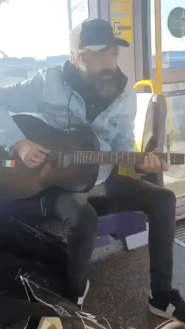 アイルランドの大道芸人が自閉症の子供に「You've Got a Friend In Me」を歌う