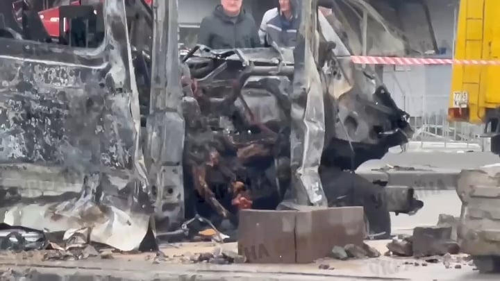 キエフでのミサイル爆発後、男性が車内で生きたまま焼かれる