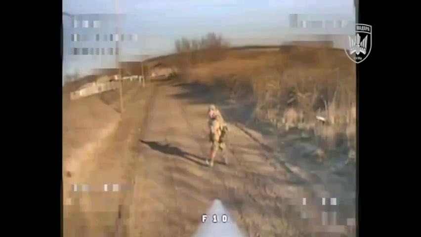 マジャル語のプレゼント：ロシア兵士がウクライナのFPVドローンに地雷を投げた。 2025年1月