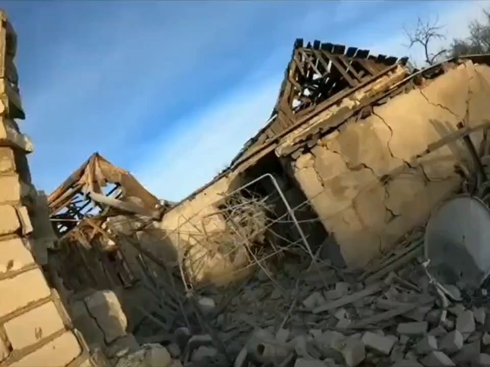 ウクライナの兵士の完全な映像は、頭の中で2つのショットを奇跡的に生き残ります
