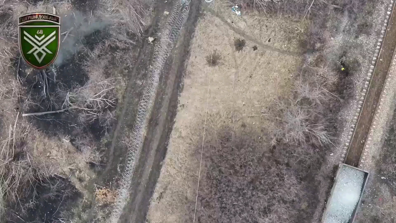 NSFW：第68猟兵旅団「ドブブッシュ・ホーネッツ」のウクライナ兵は、ロシア兵が7人の死亡した戦友の横を通り過ぎていくのを目撃し、ドローンで投下した手榴弾で彼を殴った。ポクロフスク方向。 2025年1月