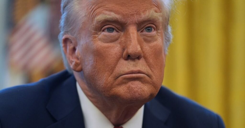 彼が致命的な航空衝突のサイトに訪問するなら、トランプは「あなたは私に泳ぎに行きたいですか？」