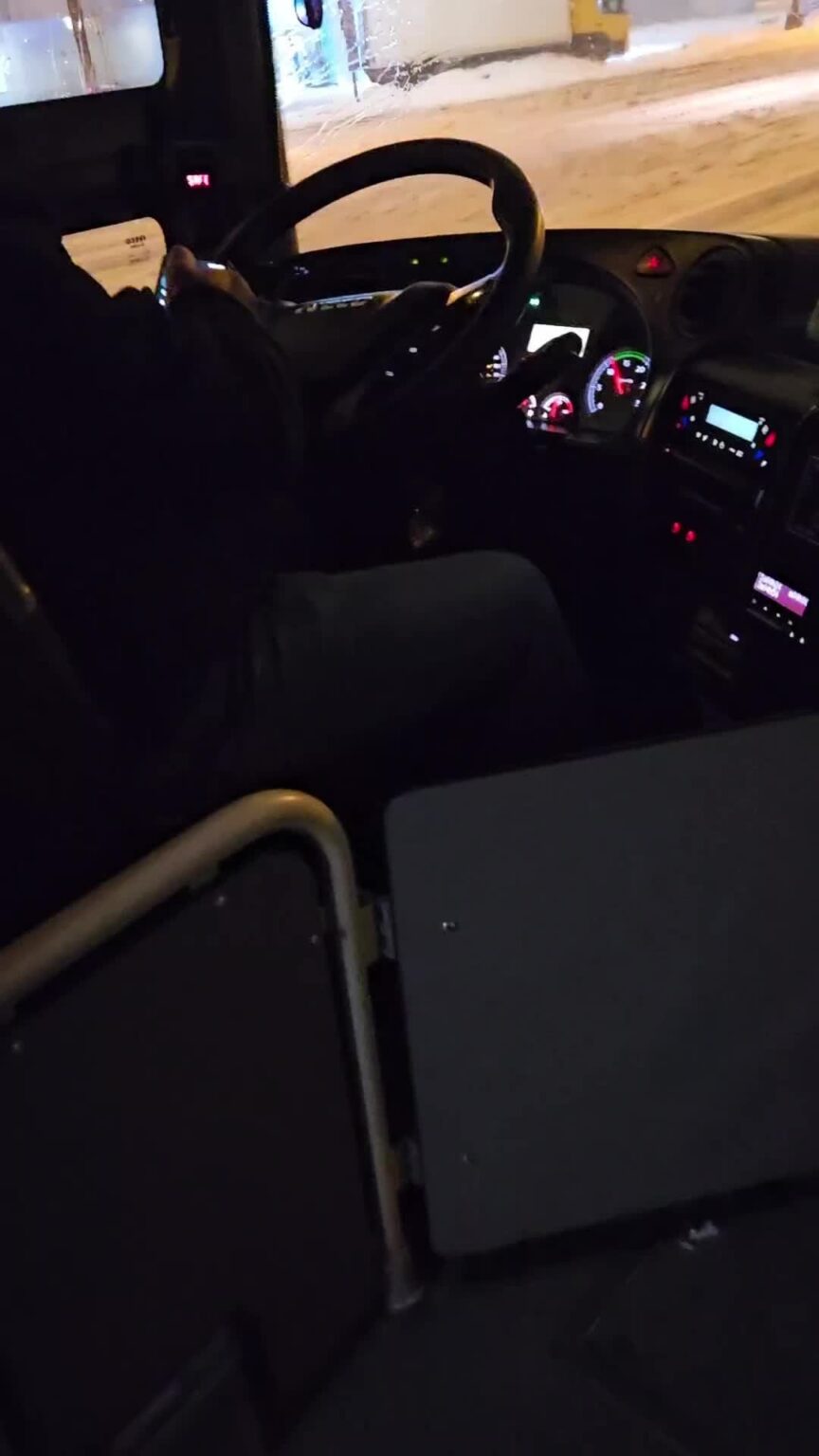 (私のビデオではありません) バスの運転手はバスの運転中に携帯電話を使用しています。