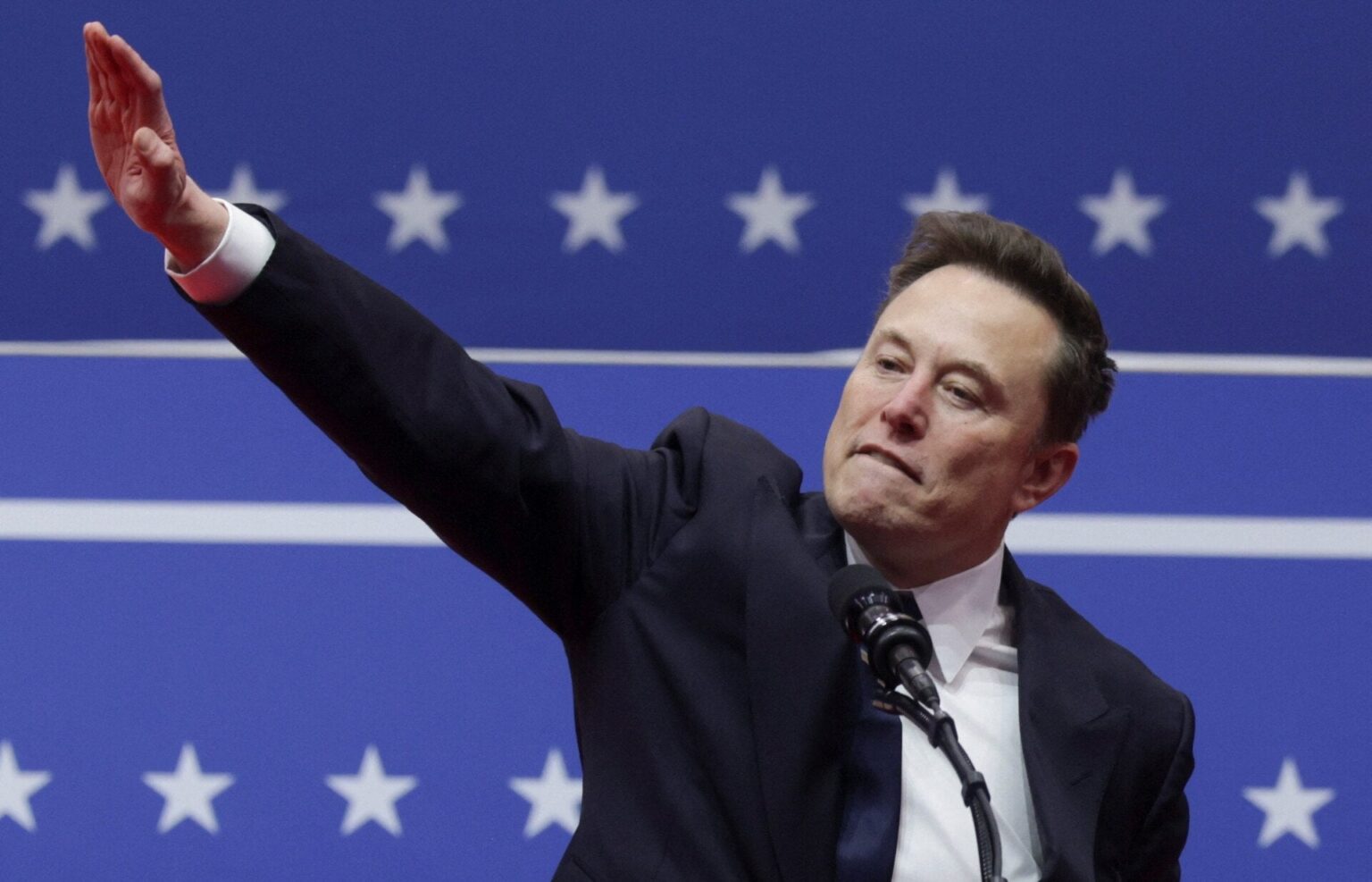 イーロン・マスクを見せ、怪しい挨拶でインターネットを荒らす（ビデオ）