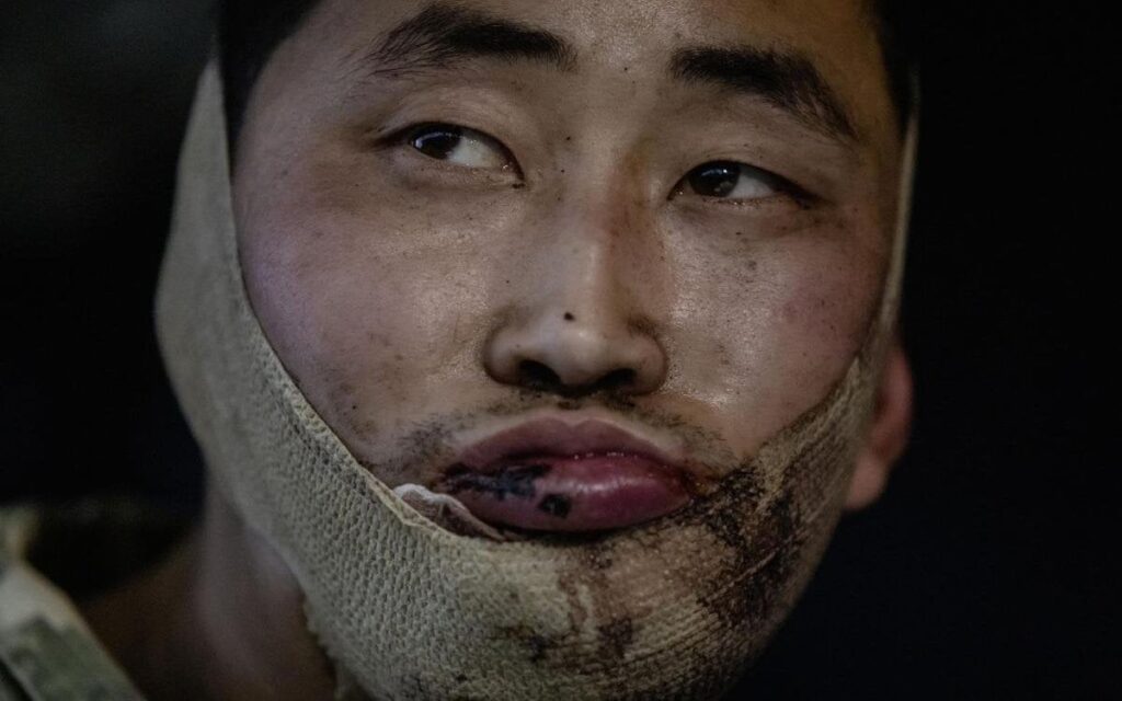 降伏した北朝鮮兵士、銃を突きつけられてソーセージを落とすことを拒否
