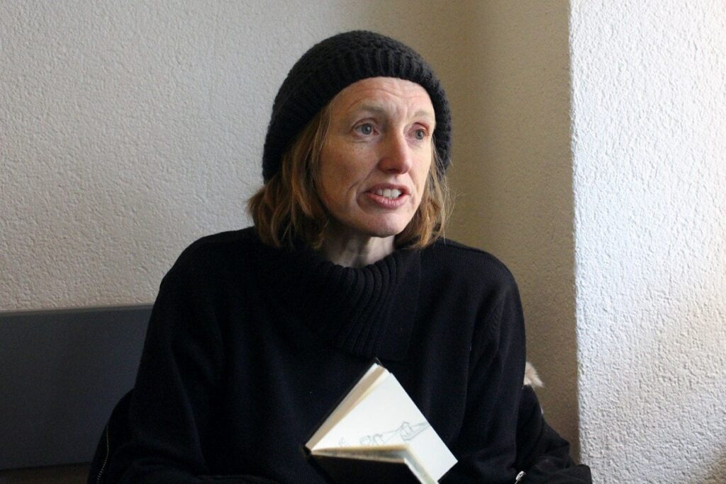 オーストラリアの養子、古い封筒のおかげで54歳でスイス国籍を取得 |何十年もの間、スイス当局は彼女の市民権を不当に否定してきた。しかし、スイス人の両親を持ち、オーストラリア人夫婦の養子となったケイト・ライリーさんは、ついにスイス国籍を獲得した。
