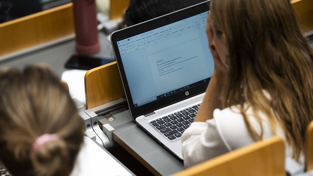 内閣：数千人の学生がスパイ行為のリスクに関する「機密性の高い」研究の検査を受ける
