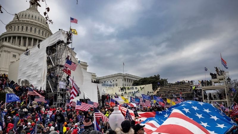 トランプ大統領、1月6日の連邦議会議事堂暴動参加者1,500人に大量恩赦を与える