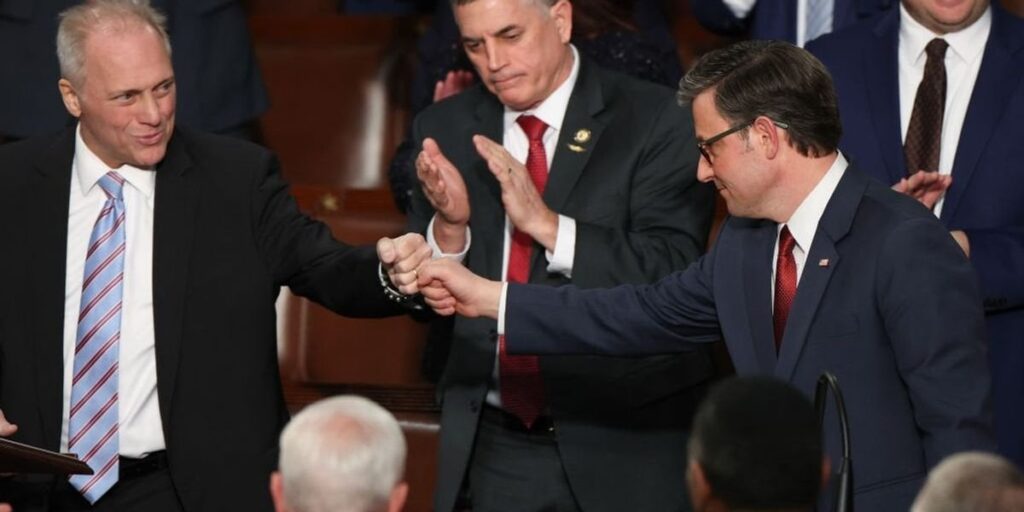 「共和党は勤労者家族の生活を楽にすることを約束した」が、本当の議題はこれだ |ある進歩派団体は「マイク・ジョンソンは議長の小槌を手に入れるために社会保障とメディケアを削減することに尽力している」と述べた。