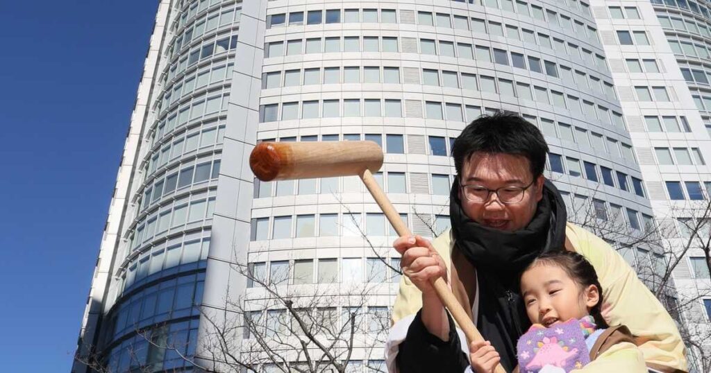 都会の真ん中で「よいしょ！」 六本木ヒルズの屋上庭園で餅つき、親子ら135人が参加