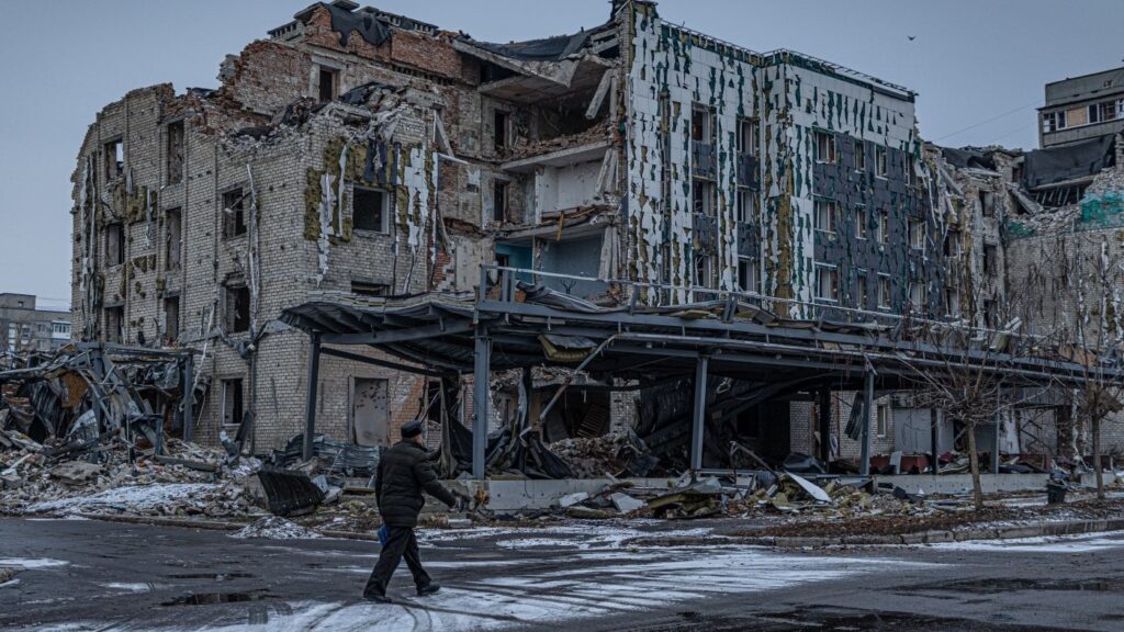 ロシアによるポクロフスクの包囲が強まる中、ウクライナの兵士と店主たちはしがみつく。過酷な状況にもかかわらず、最近ポクロフスクを訪問した際、NPRはスヴィトラーナ・ストロジコがまだ小さな食料品店とカフェを経営しているのを発見した。