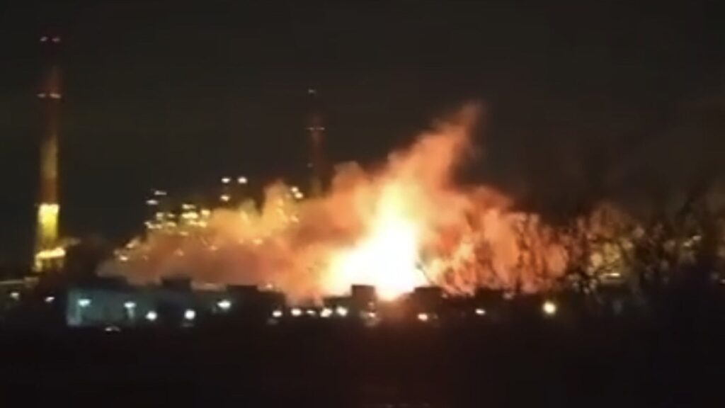ウクライナの無人機による大規模な猛攻撃がロシア西部全域の目標を攻撃