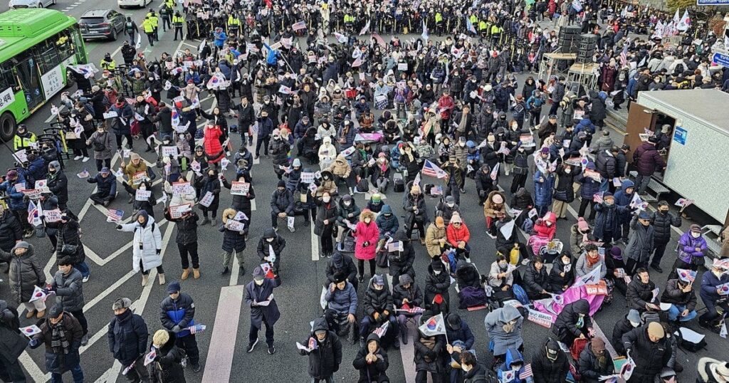 「我々が勝った！」 韓国大統領の逮捕状執行中断に支持者歓声