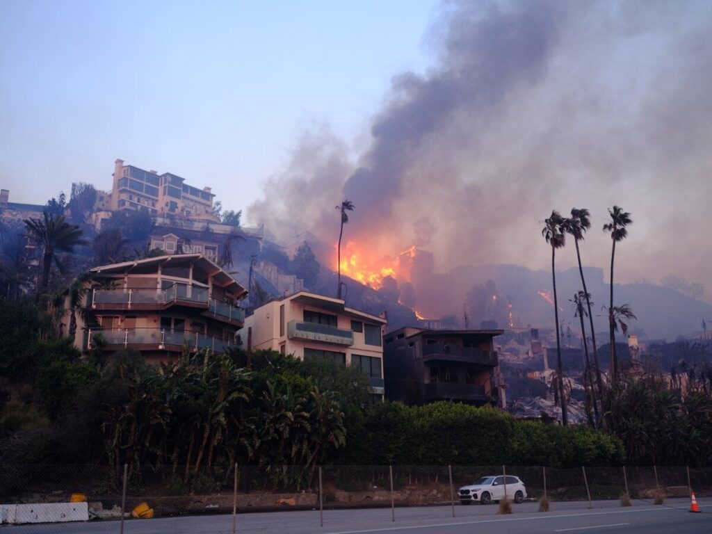 LA山火事、焼け残った「奇跡の家」はなぜ燃えなかったのか