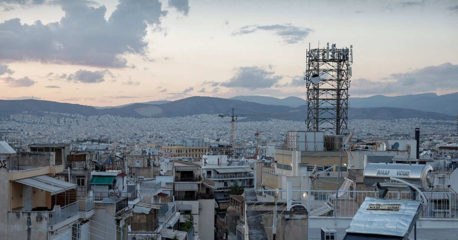 ギリシャは180億ユーロを活用 [ επιχορηγήσεις + δάνεια ] EUの復興基金から [ δηλαδή περίπου 8% του ΑΕΠ της χώρας ]