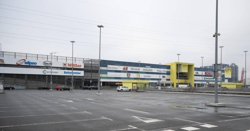 午後 4 時までに、販売業者が発行した請求書は先週金曜日より 43% 減少しました。国民の支出は 50% 減りました。