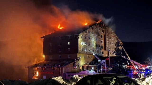 トルコで火災、66人死亡 スキーリゾートのホテル