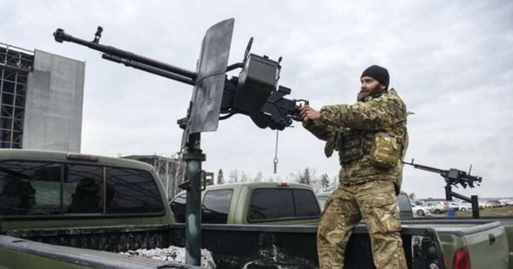 ウクライナの「ドローンハンター」裁判官、ロシアのドローン攻撃に対抗するために78年物の機関銃を使用
