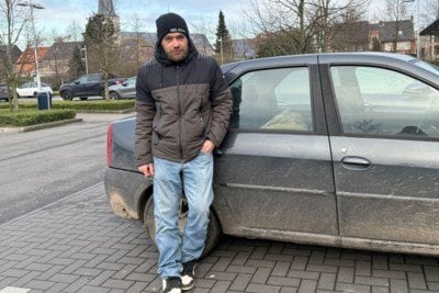 ホームレスのランディさん（30）は、スタブルックのピコロ広場で車の中で暮らしています。「何年も事業はうまくいきましたが、その後は何も残っていませんでした」