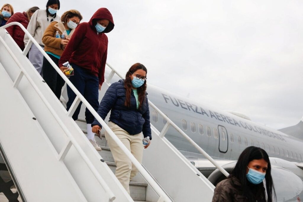 200人の国外追放されたコロンビア人には妊娠中の女性と子供が含まれていましたが、犯罪者はいませんでした