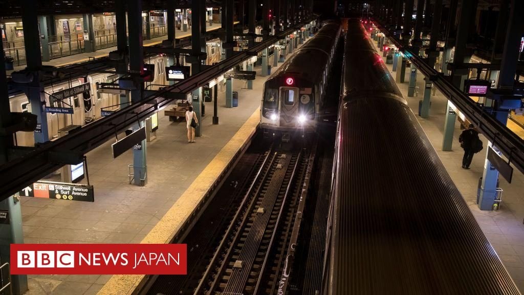 米ニューヨーク地下鉄で火をつけられ死亡した女性、当局が身元を発表 - BBCニュース