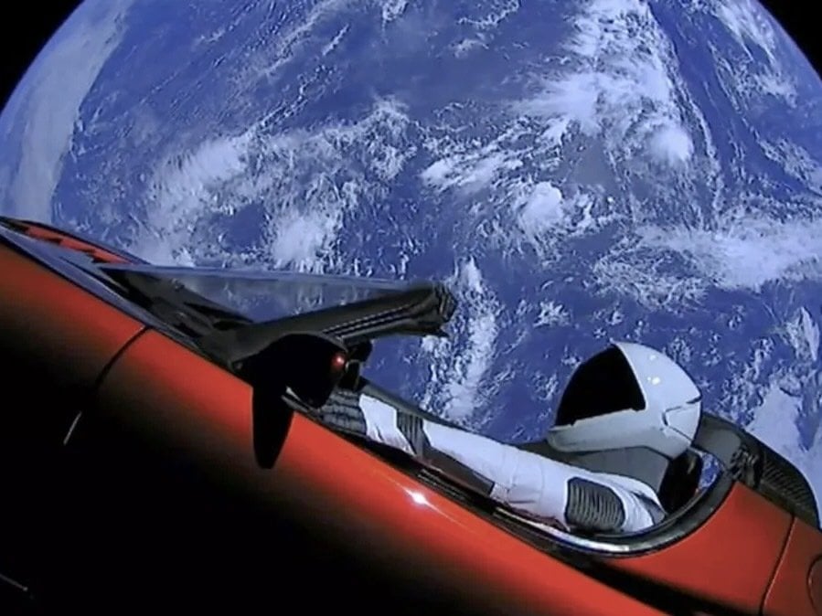 イーロン・マスク氏所有のテスラ車、未知の小惑星として誤登録される--後に撤回