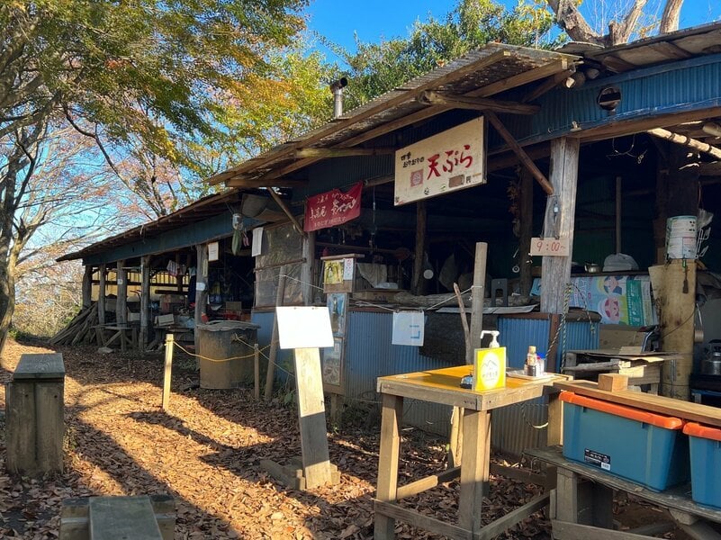 やっぱウマい〜　目的地は “茶屋グルメ” の冬低山ハイキング!　景信山「□めこ汁＆野草の□んぷら」レポート!