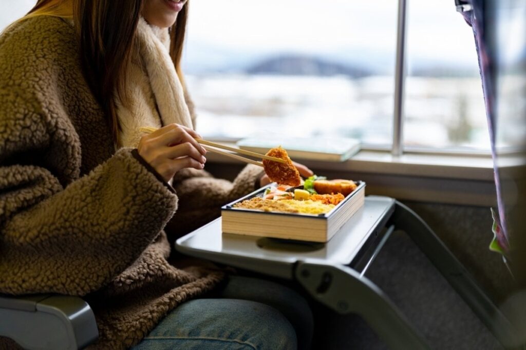 【夜のソース当てクイズ】グリーン車で弁当を食べようと思ったら、周囲は誰も飲食をしていませんでした…車内販売もしているので食べても問題ないですよね？