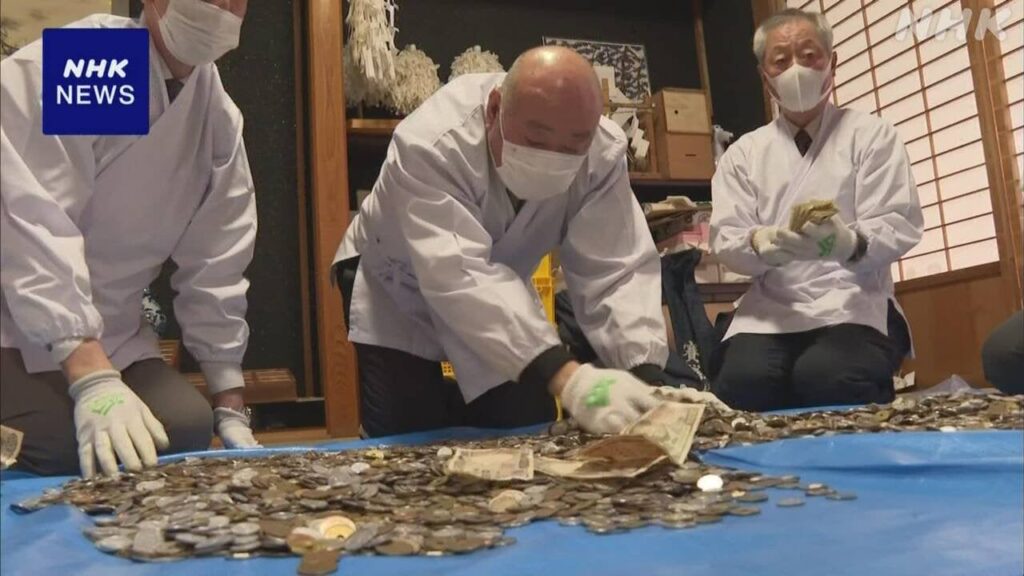 岐阜 高山 初詣のさい銭数える行事「かます開き」行われる