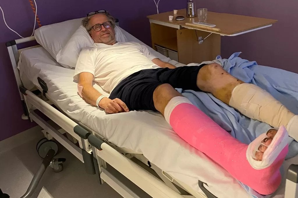 61歳のペルは、爆弾のキッチンに飛びました。「来て、私を助けてください！」