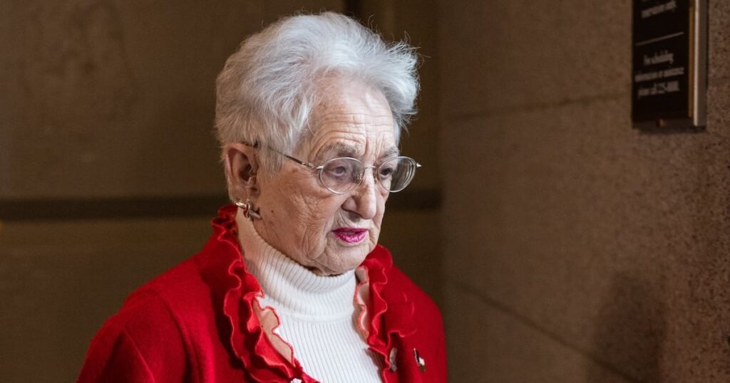 81歳の共和党議員、国会議事堂で転倒後治療を受ける