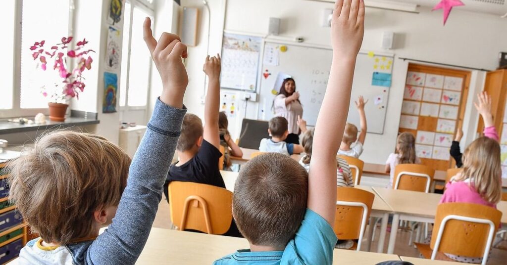 学校の調査：より多くの規律とより良いレッスンは、学校の中断を克服する必要があります
