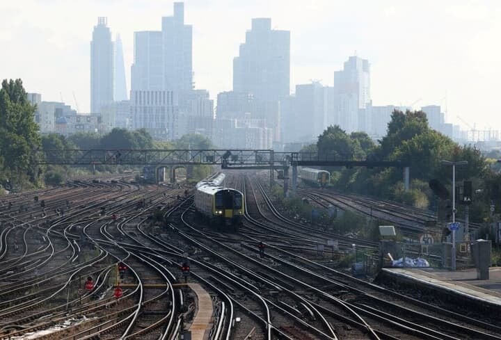 【民営化ニキ噴飯】煩雑で高額で遅延だらけのイギリス列車に見切り...鉄道網が次々と「再国有化」されている