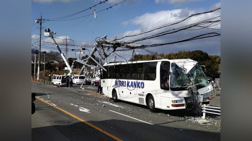 愛知県半田市で大型バスが電柱に衝突、乗客数人がけが…車体中央部が大破