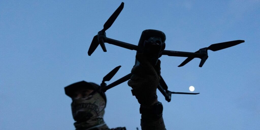 ウクライナの無人機パイロットはロシアの恐るべき防衛を打ち破る斬新な計画を立てている
