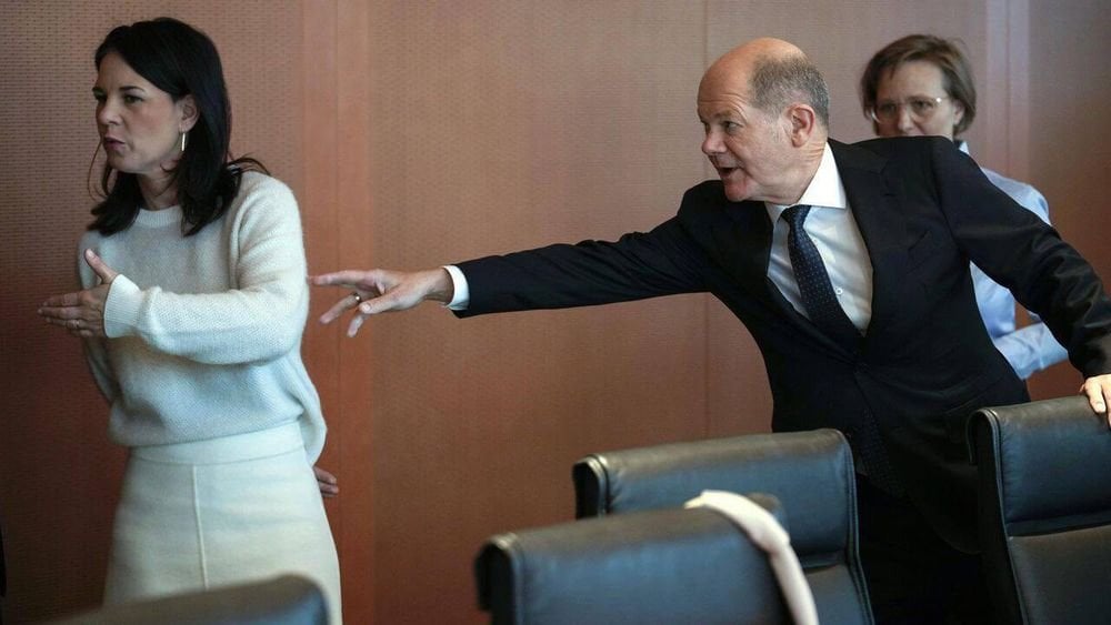 ドイツのアンナレーナ・バーボック外務大臣は、ウクライナへの新たな支援策の配分を阻止する決定を行ったオーラフ・ショルツ首相との写真撮影を拒否し、政府会議を退席した。千の言葉以上の言葉を伝える一枚の絵。