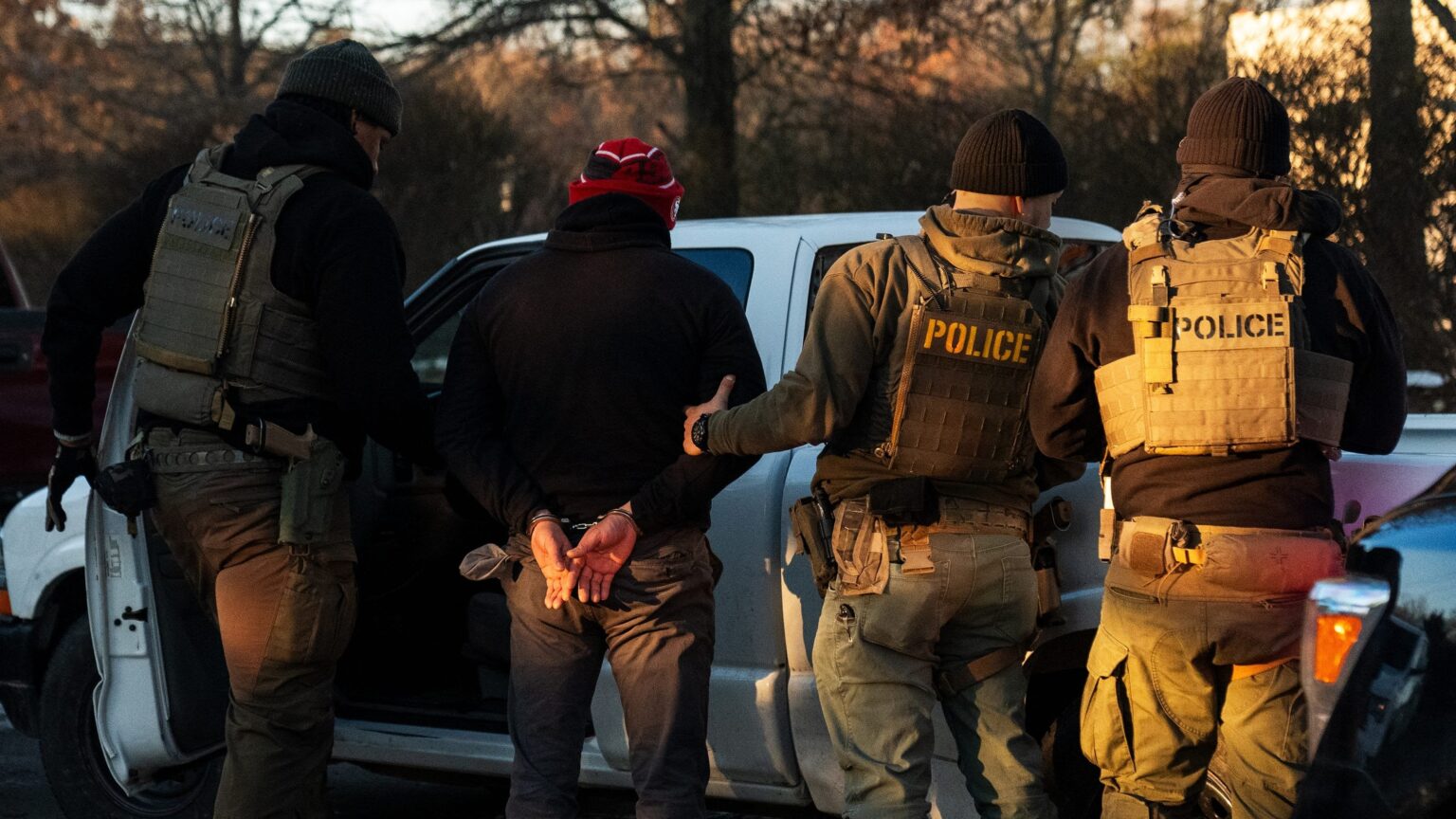 トランプは、移民を逮捕するために何千人もの連邦政府のエージェントを代理しています