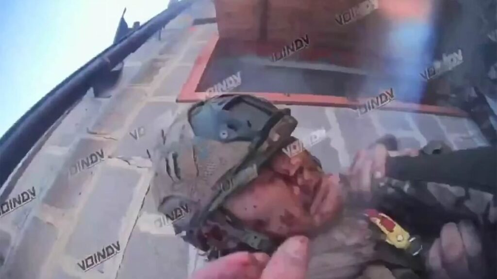 死と名誉：ボディーカメラの映像には、兵士同士のナイフの戦いが映っている...驚くべき瞬間の前に、兵士が横たわる中、ウクライナ人とロシア人殺人者がお互いに敬意を表する