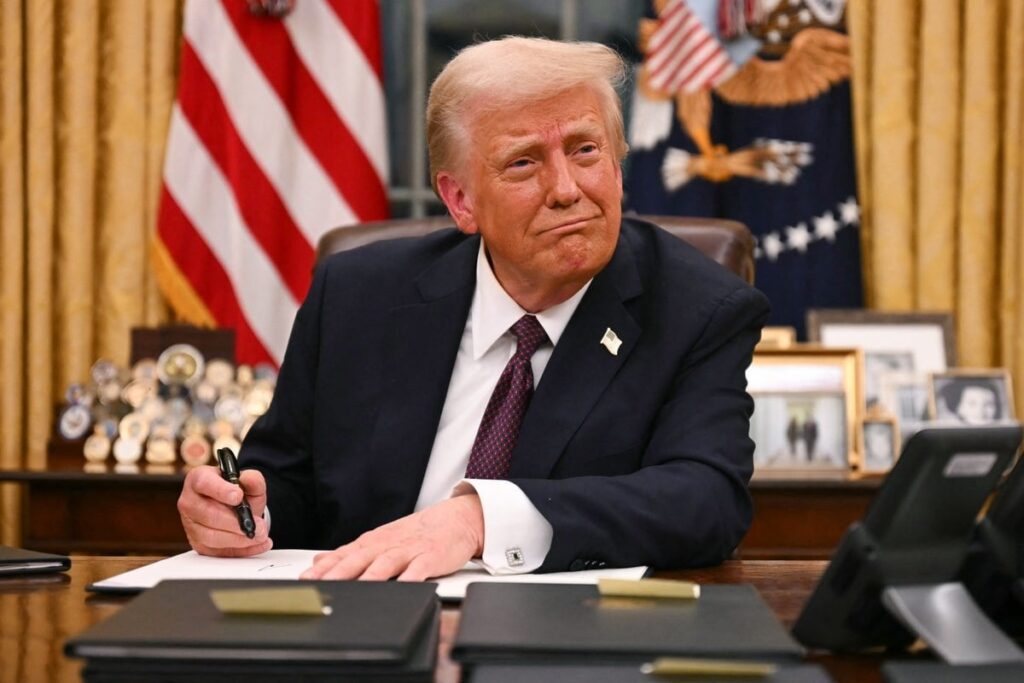 トランス受刑者は、彼女を男性の刑務所に強制し、適切なヘルスケアを否定する大統領令を大統領令に訴える