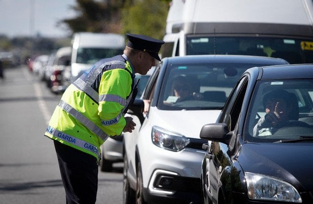 Gardaí は、24 時間以内に 260 人以上のドライバーが運転中に携帯電話を使用していることを摘発 [over 21,500 last year]
