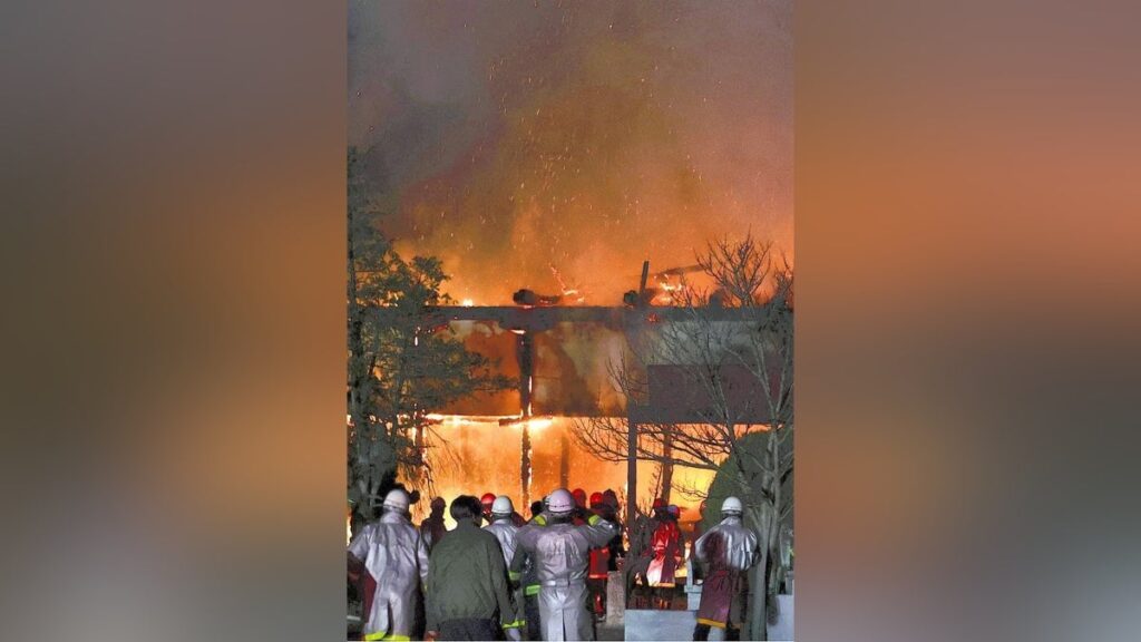 「寺がパチパチと燃えている」…福島市の金源寺で本堂が全焼、けが人は確認されず