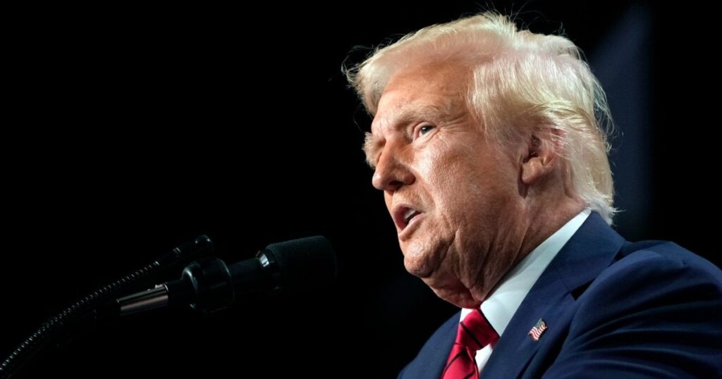 トランプは共和党員を収容するためのスピーチで第3期に走ることについて冗談を言う