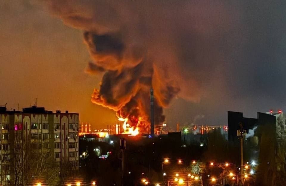 ウクライナのエンゲルス攻撃は、ロシアの防空システムの劣化を明らかにしている。ロシア軍は月に約30の防空システムを失っているが、製造して修理できるのはわずかで、ロシアは重大な不足段階に陥っている。