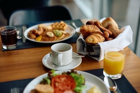 「朝食会場に行く時の服装マナーは？」スーパーホテルの回答にさまざまな体験談が集まる