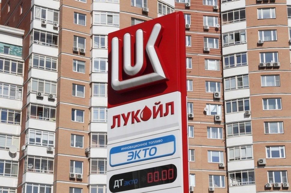 ウクライナのドローンがロシアのルコイル製油所を襲って火を引き起こし、「重大な損害」